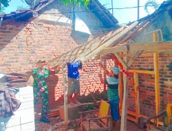 Babinsa Koramil 0810/05 Sawahan Terjun Langsung dalam Kegiatan Kerja Bakti di Desa Sawahan