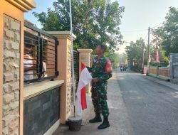 Sambut HUT ke-80 RI, Babinsa Suru Ajak Warga Kibarkan Merah Putih dan Semarakkan Lingkungan