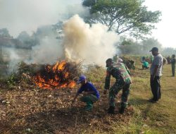 Babinsa Ramil 0810/12 Pace Serda Robert Mahulette Ikut Gotong Royong Sambut HUT ke-80 RI di Desa Jatigreges