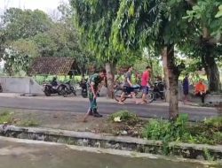 Babinsa dan Warga Kompak Kerja Bakti Bersihkan Jalan di Desa Tanjung