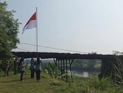 Warga Upacara Bendera di Atas Jembatan Kuno, Suarakan Pelestarian Sejarah