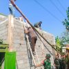 Babinsa Koramil 0810/15 Rejoso Bantu Warga Rehap Rumah, Wujud Nyata Kepedulian TNI