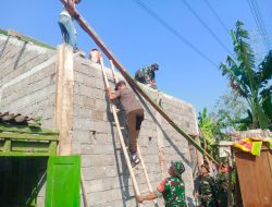 Babinsa Koramil 0810/15 Rejoso Bantu Warga Rehap Rumah, Wujud Nyata Kepedulian TNI
