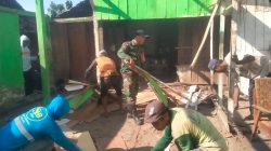 Babinsa Koramil 14/Gondang Bersama Warga Bantu Bedah Rumah Tidak Layak Huni