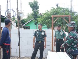 DANDIM 0810/NGANJUK TINJAU PENGERJAAN PROGRAM RTLH DI DESA NGUJUNG, GONDANG