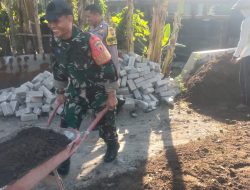 Babinsa Rejoso dan Warga Desa Mlorah Gotong Royong Pasang Paving Jalan