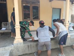 Babinsa Ngronggot Bantu Distribusi Material Program RTLH di Desa Kalianyar
