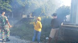 Babinsa Koramil 0810/01 Nganjuk Bersama Bidan Kelurahan Jatirejo Laksanakan Kegiatan Fogging di Wilayah Binaan