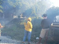 Babinsa Koramil 0810/01 Nganjuk Bersama Bidan Kelurahan Jatirejo Laksanakan Kegiatan Fogging di Wilayah Binaan