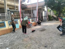 Babinsa Bersama Perangkat Desa dan Warga Gelar Kerja Bakti Bersihkan Rumput Liar di Tepi Jalan