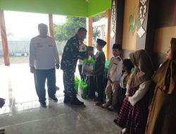 Bati Tuud Koramil 0810/15 Rejoso Hadiri Bakti Sosial Pembagian Sembako kepada Anak Yatim Dalam Rangka Memeriahkan HUT Kemerdekaan RI Ke 80 di Desa Sukorejo