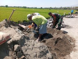 Babinsa dan Warga Desa Balongrejo Gotong Royong Bangun Tanggul Irigasi