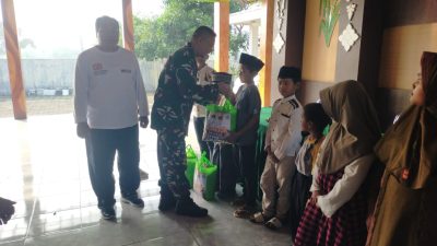 Bati Tuud Koramil 0810/15 Rejoso Hadiri Bakti Sosial Pembagian Sembako kepada Anak Yatim Dalam Rangka Memeriahkan HUT Kemerdekaan RI Ke 80 di Desa Sukorejo