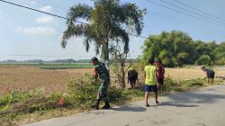 Babinsa Koramil 14/Gondang Bersama Warga Desa Senjayan Laksanakan Gotong Royong Ciptakan Lingkungan Bersih