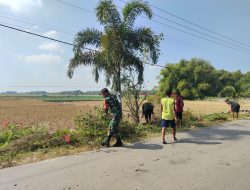 Babinsa Koramil 14/Gondang Bersama Warga Desa Senjayan Laksanakan Gotong Royong Ciptakan Lingkungan Bersih