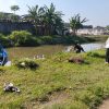 Babinsa dan Dinas Perairan Prambon Bersihkan Aliran Sungai Irigasi di Desa Tegaron