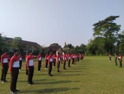  Babinsa Koramil 0810/08 Baron Latih Calon Paskibra Kecamatan Baron