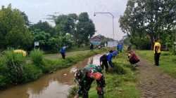 TNI-Polri Bersama Warga Gotong Royong Bersihkan Saluran Irigasi di Ngronggot
