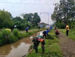 TNI-Polri Bersama Warga Gotong Royong Bersihkan Saluran Irigasi di Ngronggot