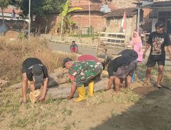 Sambut HUT RI ke-80, Babinsa Koramil 0810/03 Sertu Nur Aji dan Warga Desa Genjeng Gelar Kerja Bakti