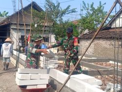Babinsa Koramil 0810/15 Rejoso Bantu Pembangunan Rumah Warga, Wujud Nyata Manunggal TNI–Rakyat
