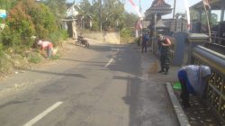 Babinsa Desa Klodan Bantu Kerja Bakti Bersama Perangkat Desa Menyambut HUT ke-80 RI