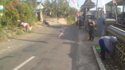 Babinsa Desa Klodan Bantu Kerja Bakti Bersama Perangkat Desa Menyambut HUT ke-80 RI