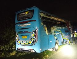 Rem Blong, Bus Pariwisata Tabrak Truk dan Tugu di JLS Tulungagung, Satu Tewas