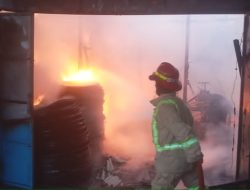 Gudang Limbah Ban Bekas di Jombang Terbakar, Kerugian Capai Rp130 Juta