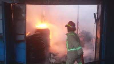 Gudang Limbah Ban Bekas di Jombang Terbakar, Kerugian Capai Rp130 Juta