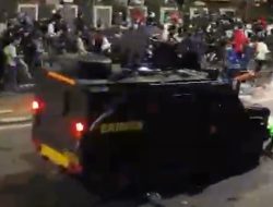 Nyawa Ojol Tumbal Barracuda! Brimob Dikepung Massa, Kapolri Minta Maaf  Gelombang Amarah Meledak di Jakarta