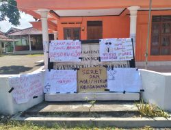 Aksi Protes Berlanjut, Warga Tempel Poster di Kantor Desa Dadapan Usai Geruduk Kejari Nganjuk, Camat Ngronggot : Apakah tidak salah?