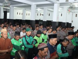 Salat Gaib dan Doa Bersama Puluhan Ojol dan Polisi di Nganjuk untuk Affan Kurniawan
