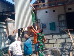 Babinsa Koramil 0810/15 Rejoso Gotong Royong Pasang Atap Asbes Rumah Warga Binaannya