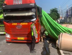 Truk Bermuatan Gulungan Besi Alami Kecelakaan Tunggal di Depan UMLA Lamongan