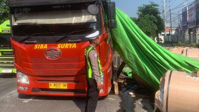 Truk Bermuatan Gulungan Besi Alami Kecelakaan Tunggal di Depan UMLA Lamongan