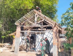 Babinsa dan Warga Gotong Royong Perbaiki Rumah Warga Kurang Mampu di Nganjuk