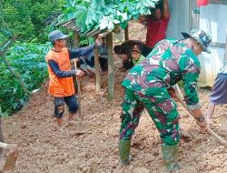 Babinsa Koramil 0810/05 Sawahan Bangun Keakraban Lewat Kerja Bakti Bersama Warga