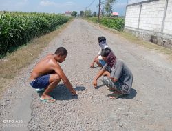 Jalan Rusak Menuju SMP 2 Banaran Pace, Warga Ancam Tanam Pohon Pisang