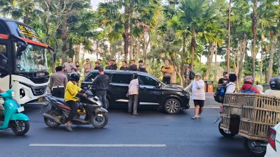 Bus, Truk, dan Avanza “Ciuman Beruntun” di Jantung Kota Kediri!