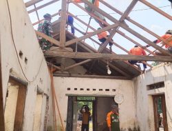 Babinsa Ngronggot Hadir di Tengah Rakyat Bantu Bongkar Rumah Warga Binaan