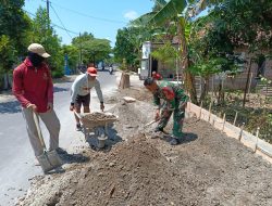Babinsa Koramil 0810/02 Bagor Gelar Karya Bakti Meratakan Tanah Timbunan di Desa Kendalrejo