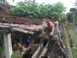 Babinsa Koramil 05/Sawahan Bersama Warga Laksanakan Karya Bakti Perbaiki Rumah Warga