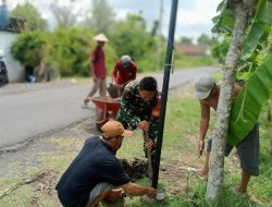 Babinsa Katerban Ikut Karya Bakti Pemasangan Lampu Jalan, Wujudkan Kemanunggalan TNI dan Rakyat