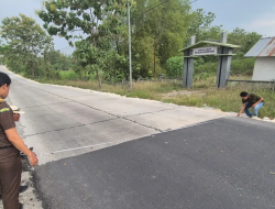 Kejari Lamongan Cek Fisik Proyek Jalan Beton Mantup – Ayamalas, Pastikan Sesuai Spesifikasi dan Tepat Waktu