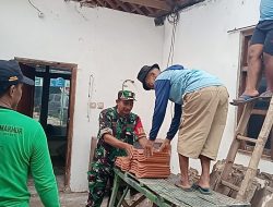 Babinsa Sumberwindu Bantu Renovasi Rumah Warga, Wujudkan Kepedulian dan Kemanunggalan TNI-Rakyat