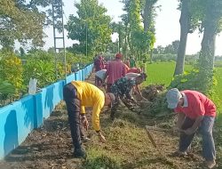 Jumat Bersih, Babinsa dan Warga Tegaron Gotong Royong Bersihkan Jalan ke TPU