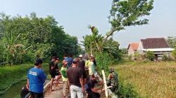 Babinsa Kertosono Bantu Warga Perbaiki Jalan Desa Bangsri