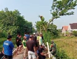 Babinsa Kertosono Bantu Warga Perbaiki Jalan Desa Bangsri