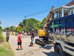 Babinsa Dampingi Program Desa dan PUPR Bangun Drainase untuk Atasi Banjir